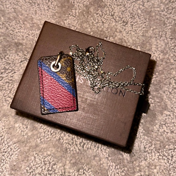 Louis Vuitton tag necklace - Picture 1 of 3